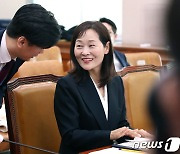 이야기 나누는 정정미 후보자