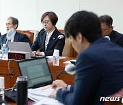 여성가족위원회 공청회 출석한 이나영 이사장