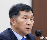 의원 질의에 답변하는 김연명 위원장