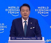 尹 "가짜민주주의 전세계 확산…민주주의 되살리는 여정 시작해야"