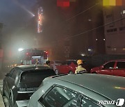 광주 남구 모텔 건물 지하 노래방서 화재…10명 구조(상보)