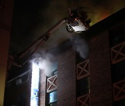 광주 남구 모텔 건물 지하 노래방서 화재…16명 무사 구조(종합)