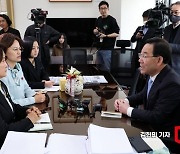 '민주당 중재안' 거절한 정의당, 與주호영 찾아가 '법사위 상정' 촉구