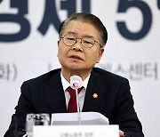 Korean labor minister calls for corporate role in improving working conditions