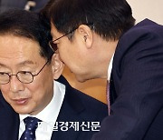 [포토] 김도읍 법사위원장, 무슨 대화?