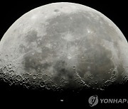 “우주 탐사 생명수?” 달 표면서 물 수천억톤 얻을수 있다는데