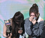 엔믹스 설윤-배이, 쇼챔 1위에 ‘눈물 펑펑’ [포토엔HD]
