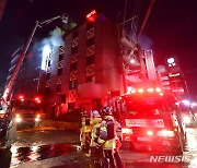 광주 숙박업소 건물 지하 불…연기 흡입 9명 이송(종합)
