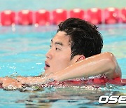 자유형 200m 우승 황선우,'다시 확인하는 기록' [사진]