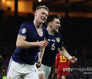 스코틀랜드, 39년 만에 스페인 격파…맥토미니, 2경기 연속 멀티 골