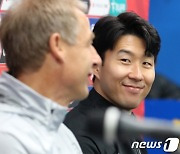 KIM에 실망한 팬심, 캡틴 SON이 달랬다 "韓대표팀 유니폼은 영광"