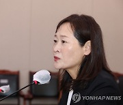 답변하는 정정미 헌법재판관 후보자