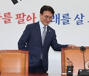 간담회장 들어서는 김민석 정책위의장