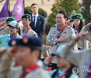 국기에 경례하는 윤석열 대통령