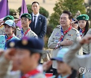 국기에 경례하는 윤석열 대통령