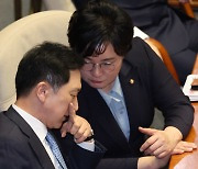 [포토]대화 나누는 김기현 대표-조수진 최고위원