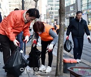 [포토]시민들과 봄맞이 대청소 나선 김동근 의정부시장
