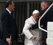프란치스코 교황, 호흡기 감염으로 입원…"수일간 치료 필요"