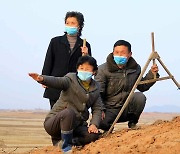 북한 "한치 땅이라도 더 찾아 곡식 심자"…'알곡 증산' 다그치기