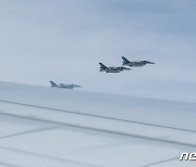 미국 가는 차이잉원 총통 전용기 호위하는 F-16 전투기