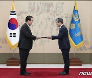 윤 대통령, 조태용 신임 안보실장 임명장 수여