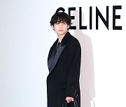 [E포토] 방탄소년단 뷔, '블랙 롱코트로 완성한 패션'