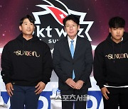 [포토]우승 도전하는 KT 이강철 감독과 박경수-강백호