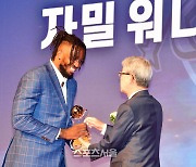 ‘미소만개’ 외국인 MVP SK 자밀 워니[포토]