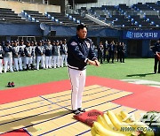 [포토] 그라운드 향해 절 올리는 이승엽 감독