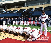 [포토] 안전 기원하며 큰절 올리는 타자들