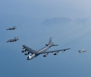 미 핵 전략폭격기, 일 자위대 전투기와 동해 비행…북·러 경고?