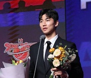 [포토]박지훈,플레이오브더시즌상 수상