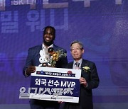 [포토] 자밀 워니,외국선수 MVP