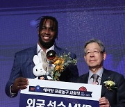 [포토] 외국선수 MVP는 자밀 워니