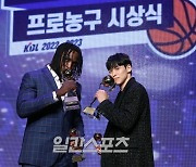 [포토]워니-김선형,MVP 입맞춤