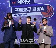 [포토]워니,김선형-아바리엔토스,MVP-신인상의 주인공