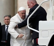 프란치스코 교황, 호흡기 감염으로 입원…부활절 행사 변동되나