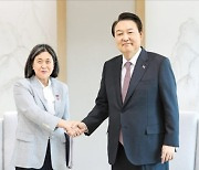 윤석열 대통령 "美 반도체법, 한국 기업에 우호적 배려를"
