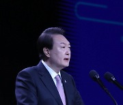尹 "부패범죄가 민주주의 위협 … 성역없는 수사로 강력 대처"