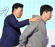 이승엽 ‘KIA 김종국 어깨 토닥토닥’ [MK포토]