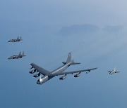 B-52H 2대 동해서 日자위대 전투기와 비행… 北 전술핵탄두  공개 경고메시지