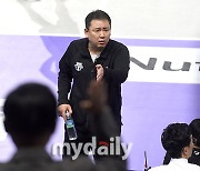 [MD포토] 최태웅 감독 '주심에게 강력한 항의'