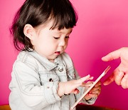 [김태열의 생생건강S펜] "두 살미만 아동, 스마트폰 2시간 이상·부모없이 혼자 시청은 사회성 발달에 치명적"