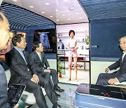 미래 자율주행차 콘셉트 모델 'LG옴니팟' 탑승한 한덕수 총리