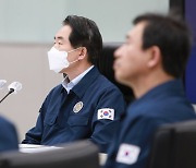 산불 대응 긴급 상황판단회의하는 김성호 본부장