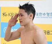 남자 개인혼영 400m 우승 김민석,'경례' [사진]