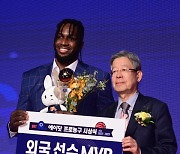 외국선수 MVP 수상한 워니 [포토]