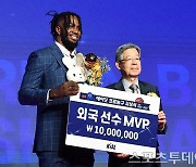 [ST포토] 자밀 워니, 외국선수 MVP 수상