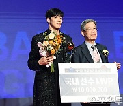 [ST포토] 김선형, 국내선수 MVP 수상