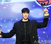 [ST포토] 김선형 'MVP 트로피 반쩍'